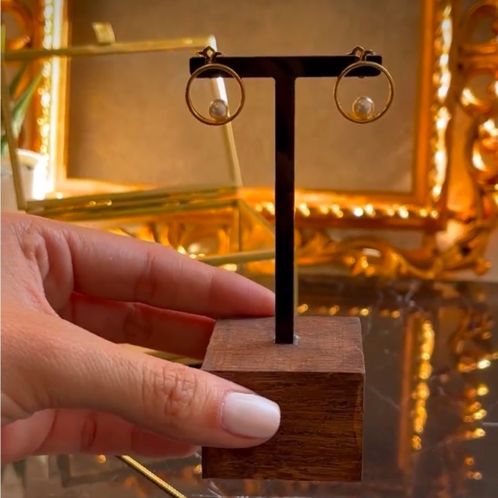 TUMBIKO NWT Gold Circle Ring Faux Pearl Earrings - Picture 4 of 8